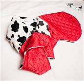 An exclusive series based on imitation fur animal tissues. The outer side is quilted in elegant, whi