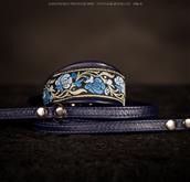 Weiche Halsbänder aus sehr weichem und  feinem italienischen Leder.
Diese Serie verfügt über eine L