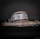 Weiche Halsbänder aus sehr weichem und  feinem italienischen Leder.
Diese Serie verfügt über eine L