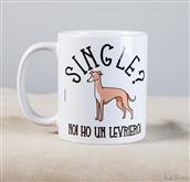 Lustige Windhunde im Naif-Stil rennen um diese Tasse.

Ein zartes Geschenk für Windhundliebhaber!
